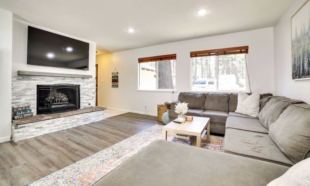 Al Tahoe Cabin | 1/2 Mi to Lake Tahoe: Pet-Friendly Cabin