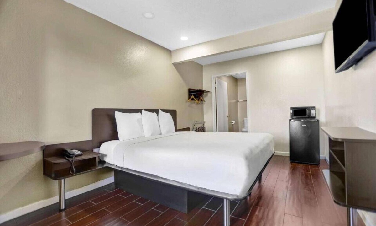 Ukiah Apartment | 1 King Bed|Non-Smoking