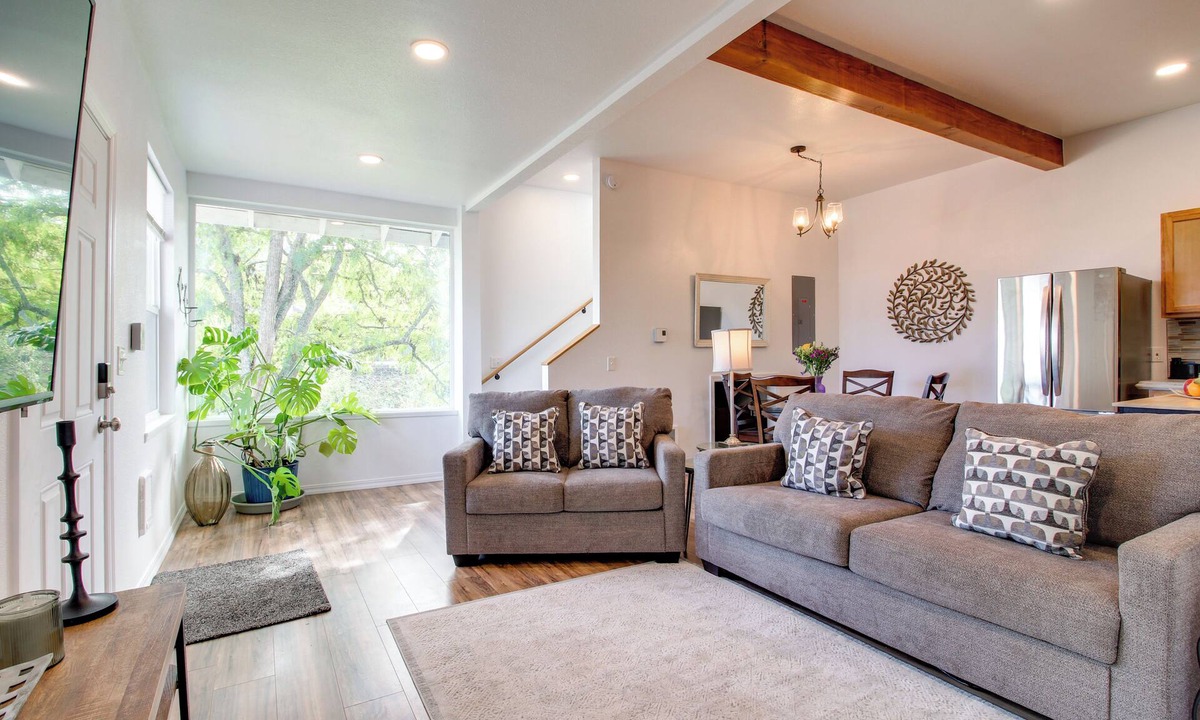 Coos Bay Apartment | 1 Mi to Dtwn Coos Bay: Sleek Apt w/Deck & Views!