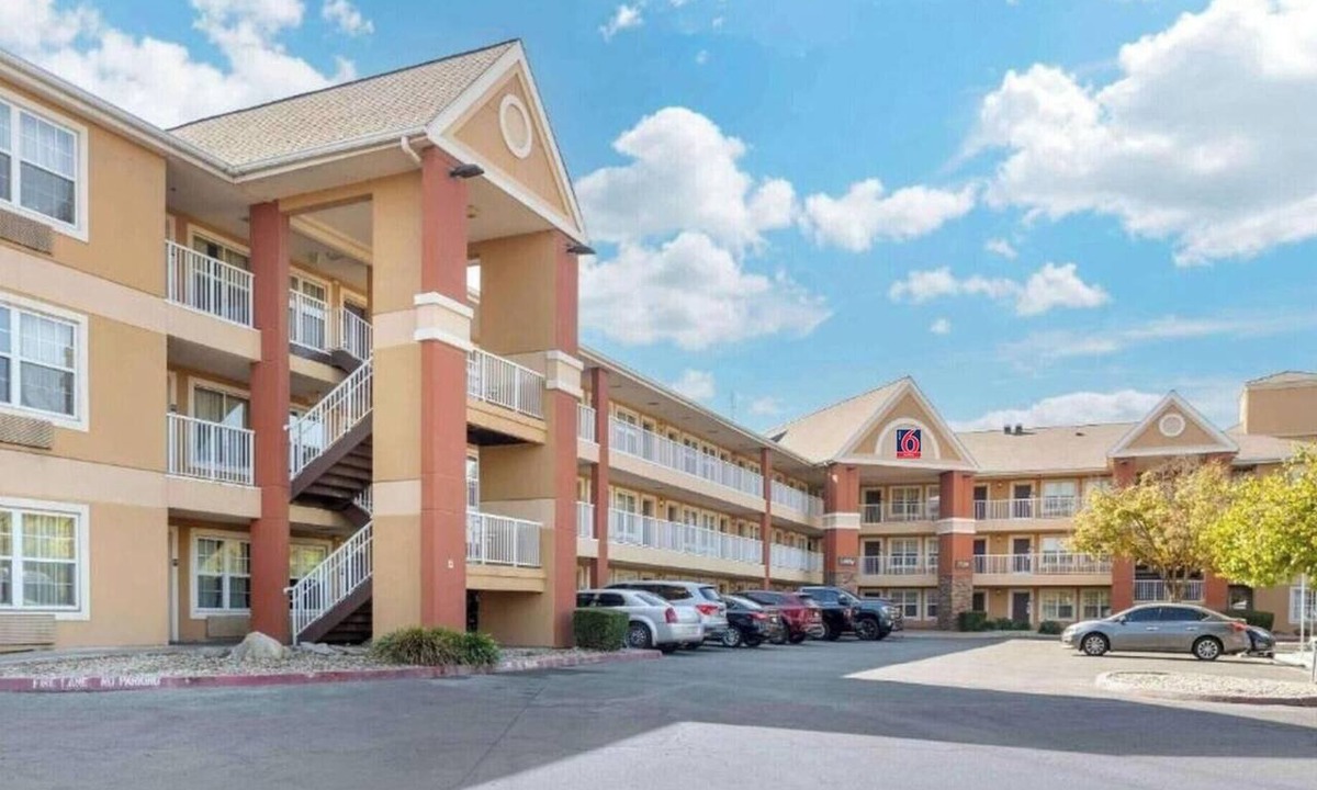 Raisin Apartment | 1 Queen Bed | ADA/RI Shower/Smoking/Kitchen