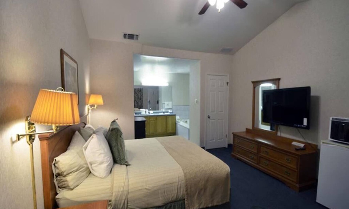 Fresno Hotel | 1 Queen Bed Room Accessible