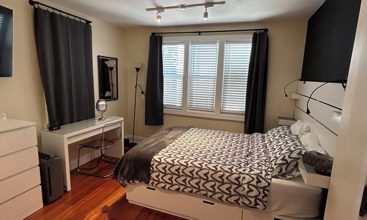 Venice House | 10 minutes walking to world famous Venice Beach and many wonderful restaurants