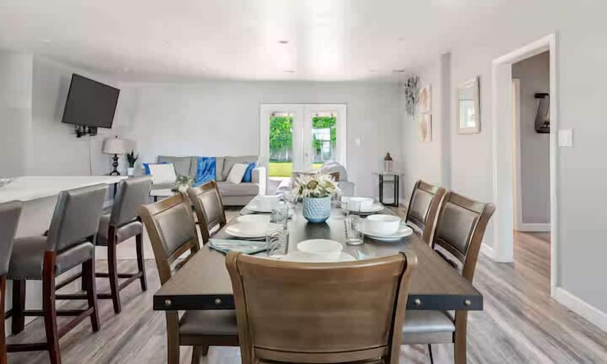 Lake Balboa House | 107 Modern Family Comfortable LA home!