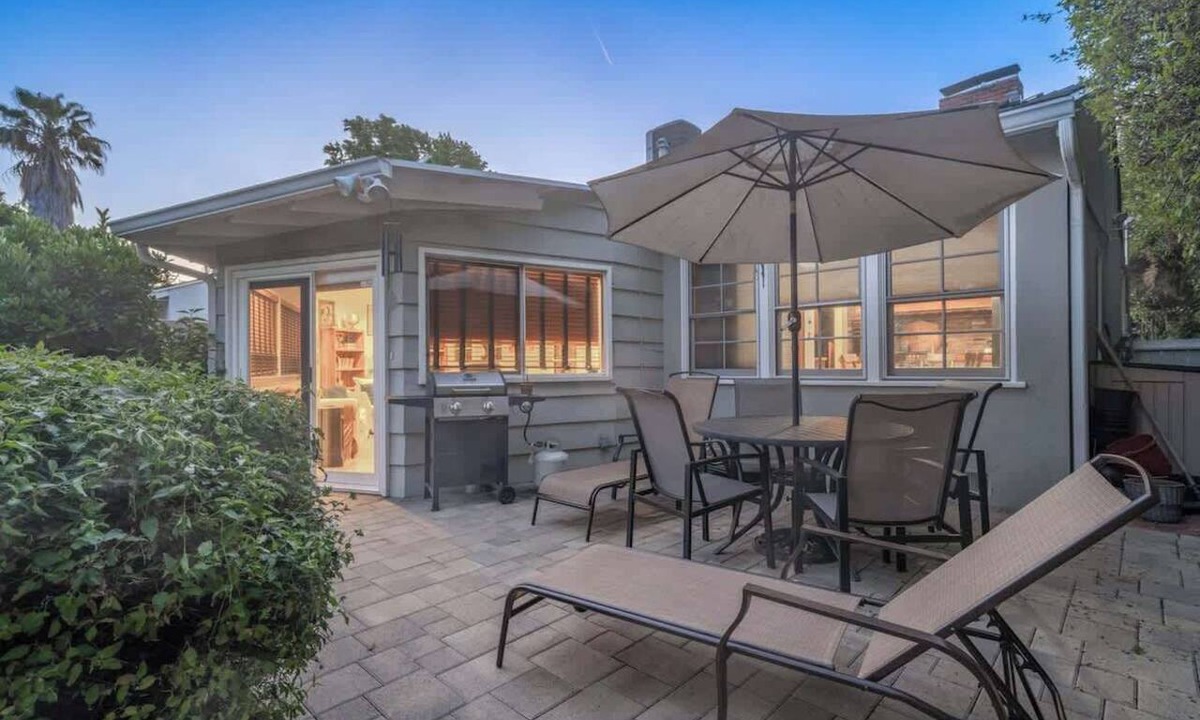 Van Nuys House | 109 GATED Urban LA cottage