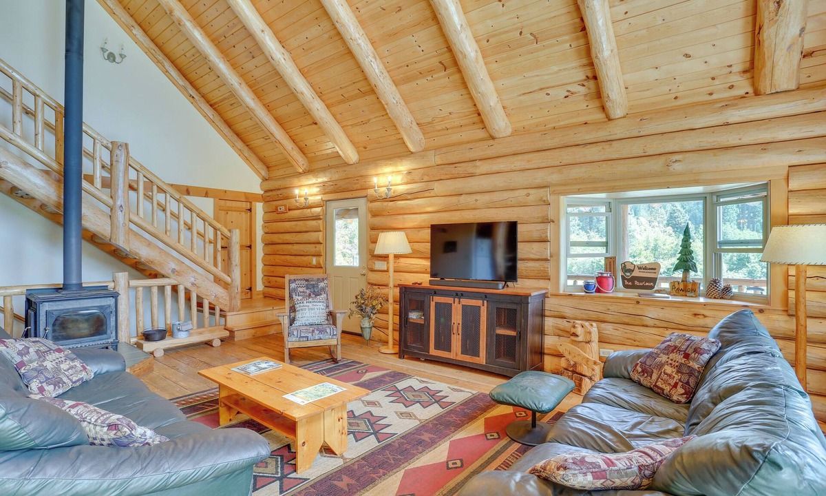 McCloud House | 13 Mi to Mt Shasta: Log Home on 60 Acres!