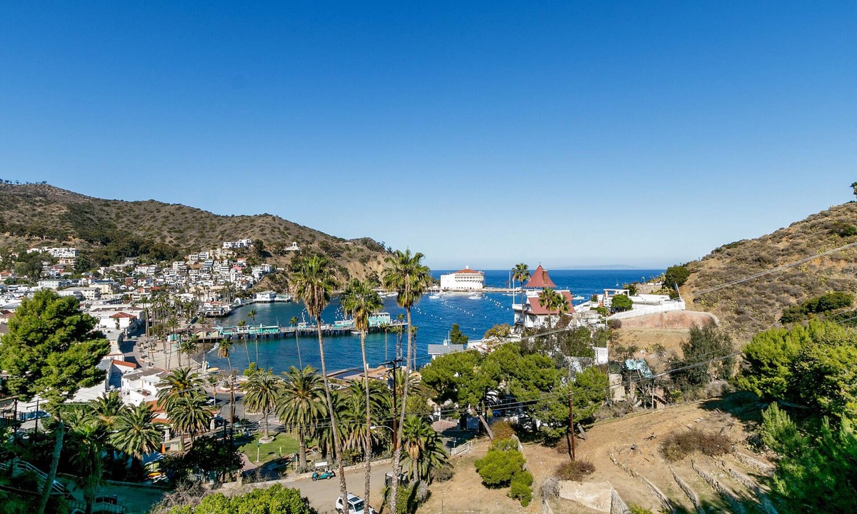 Avalon House | 130MT: 4BD Spectacular Views Ocean/Harbor, Golf Cart, Fireplace, Deck