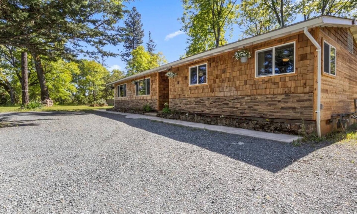 Grants Pass House | 2-Acre Country Retreat with Hot Tub