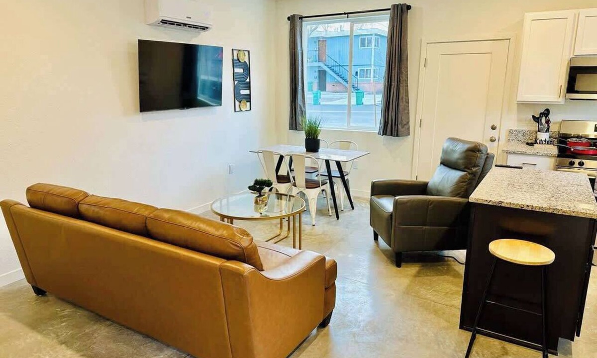 Old Southwest House | 2 Baths/Sleeps7/Pets Ok