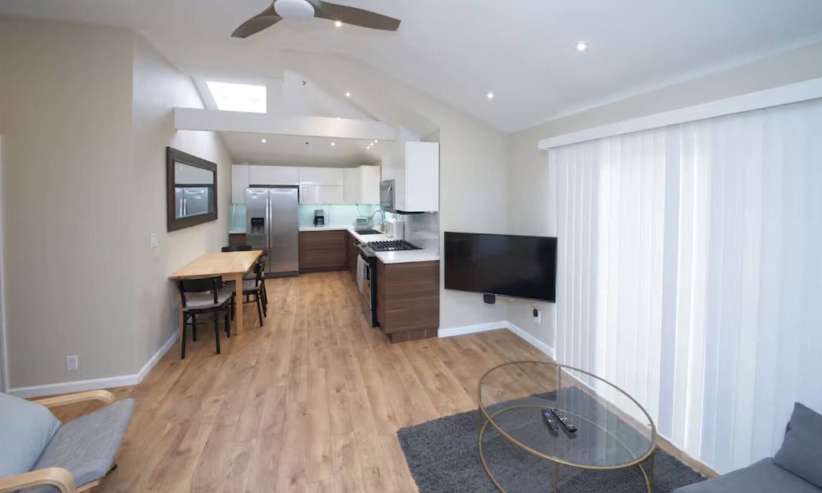Northside Apartment | 2 Bed/2 Bath & Central AC Apartment+Sports TV .