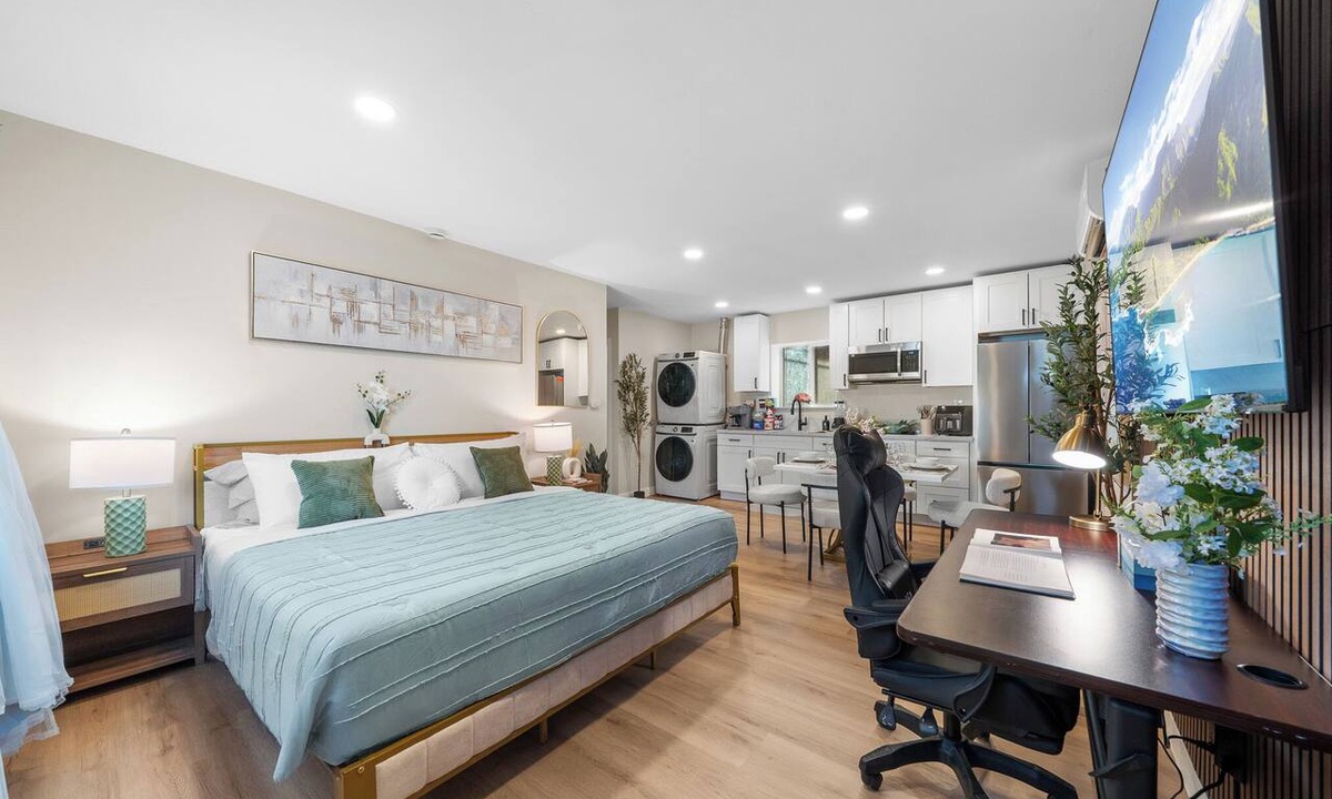 San Carlos House | 2 King Beds, Gated Yard, 4 Parking, Ranch-Style