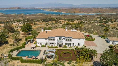 Perris House | 20% Off May 7-10 Large Groups Family-PoolSpa