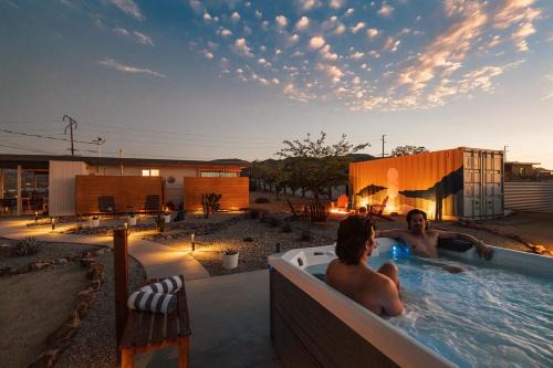 Joshua Tree House | 2BR Desert Cabin l Hot Tub l 4 Miles to National Park l 1 Mile to Town