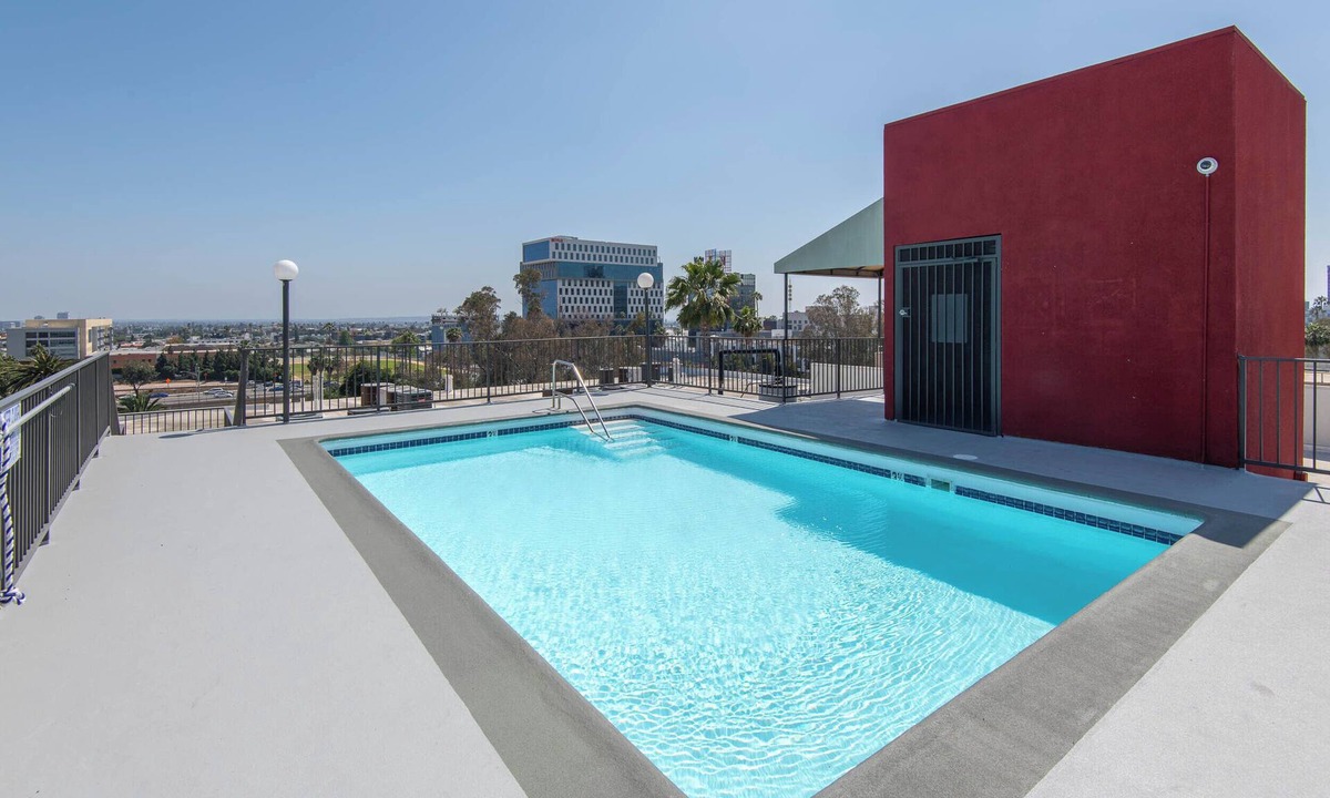 Hollywood Apartment | 2BR Hollywood Apt w/Rooftop Pool & Stunning Views