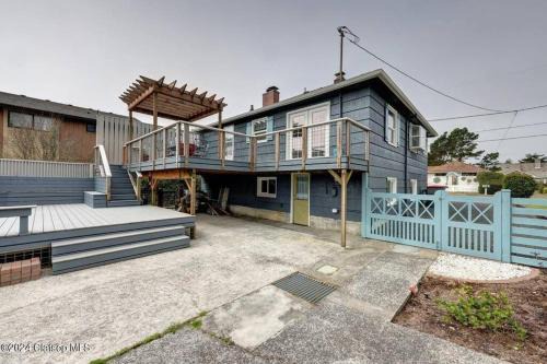 Seaside Ski Chalet | 3 Bedroom Beach Oasis - HOT TUB - Pet Friendly