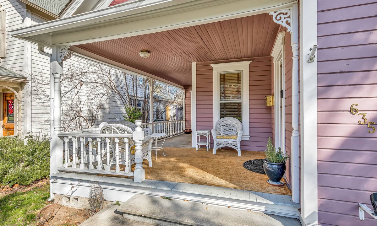 Siskiyou-Hargadine Historic District House | 3 Bedroom Victorian a few blocks from Downtown!
