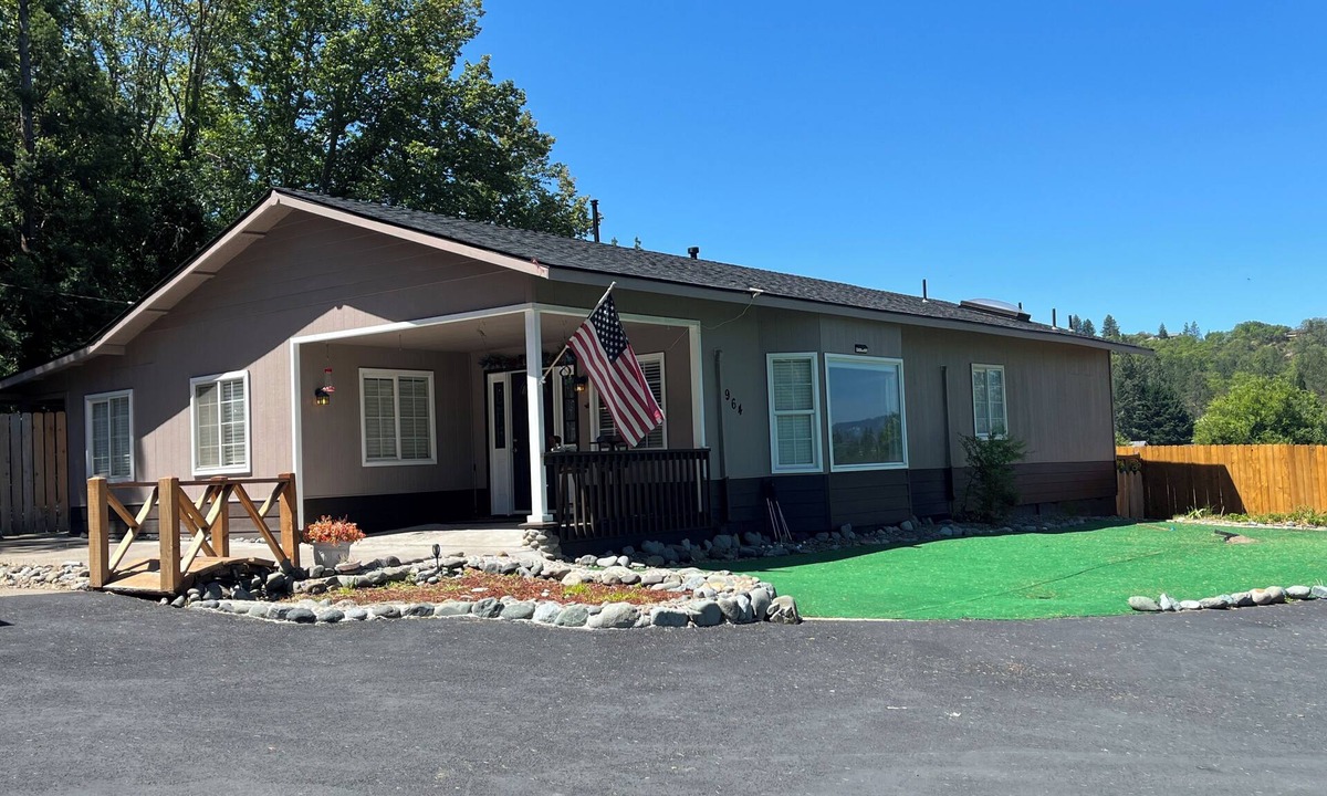 Grants Pass House | 3‑BR Grants Pass Homestead