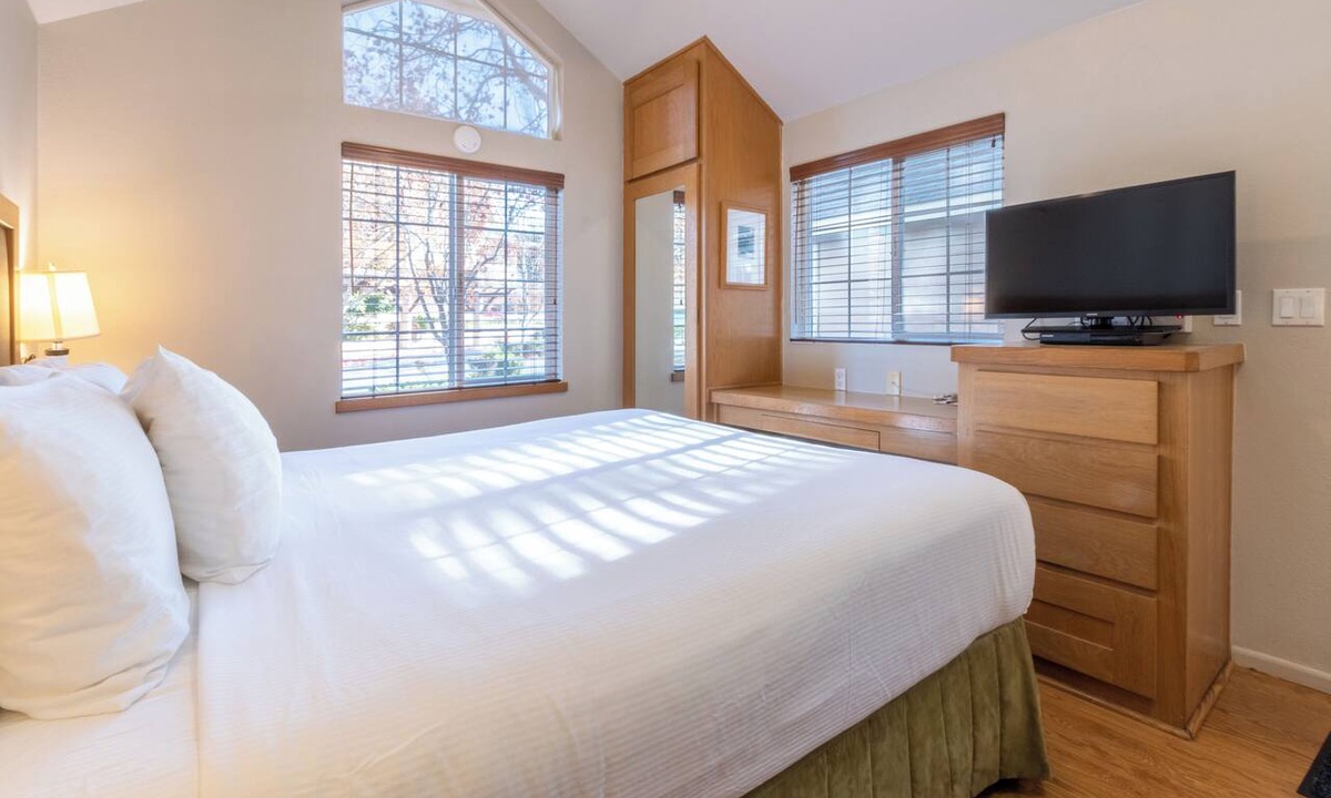 Napa Hotel | 3 Chic Studios | Kitchen | Pool | Free Parking | Napa Opera House – 1.2 miles