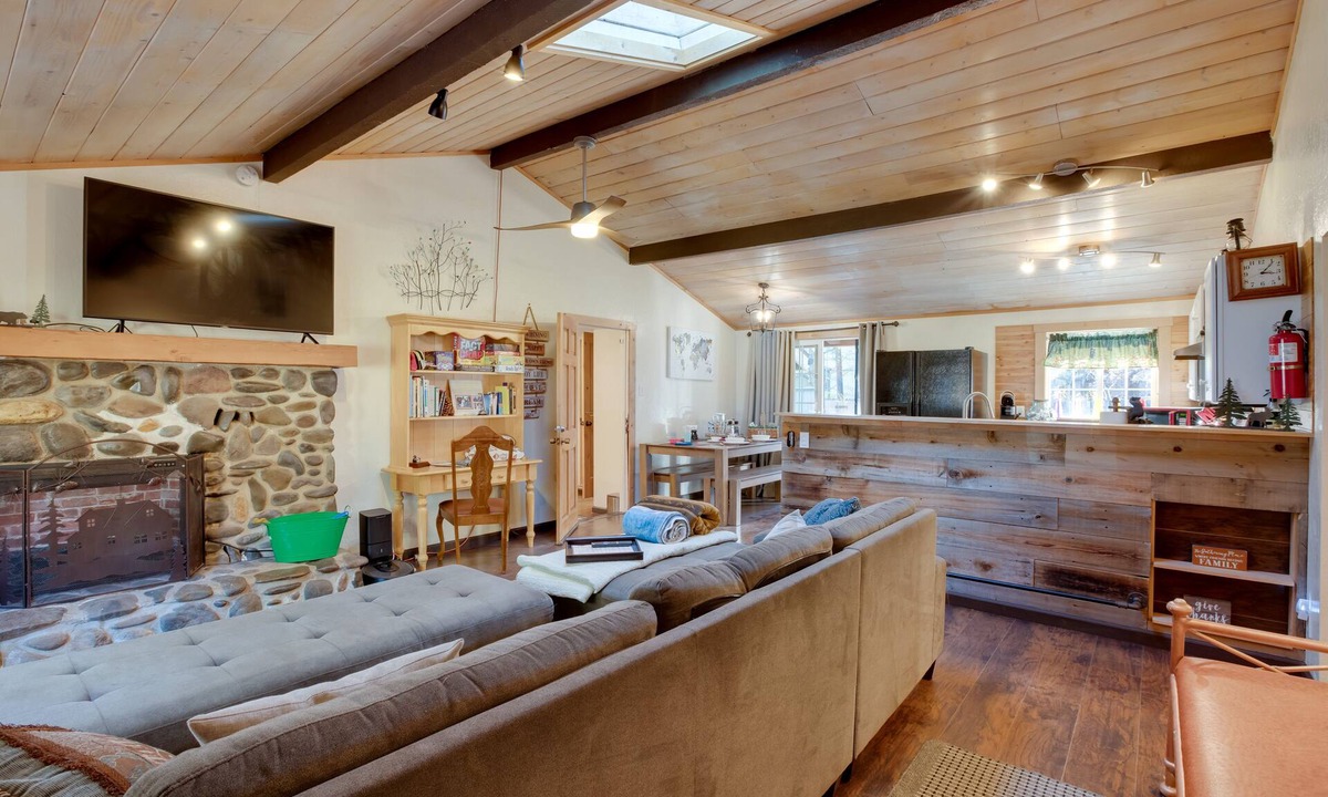 Lower Kingsbury House | 3 Mi to Heavenly Mountain Resort: Home w/ Deck