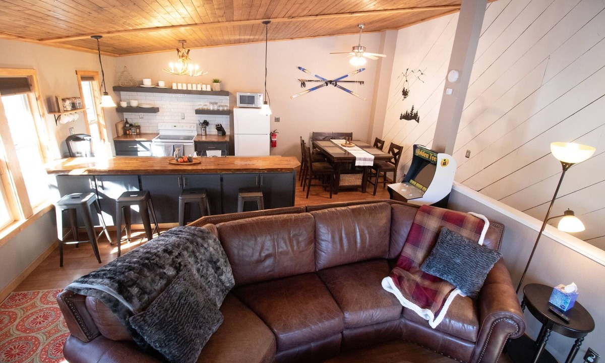 Upper Kingsbury House | 3 min to Boulder Ski Lift! Walk to Hiking trails. Pet friendly.