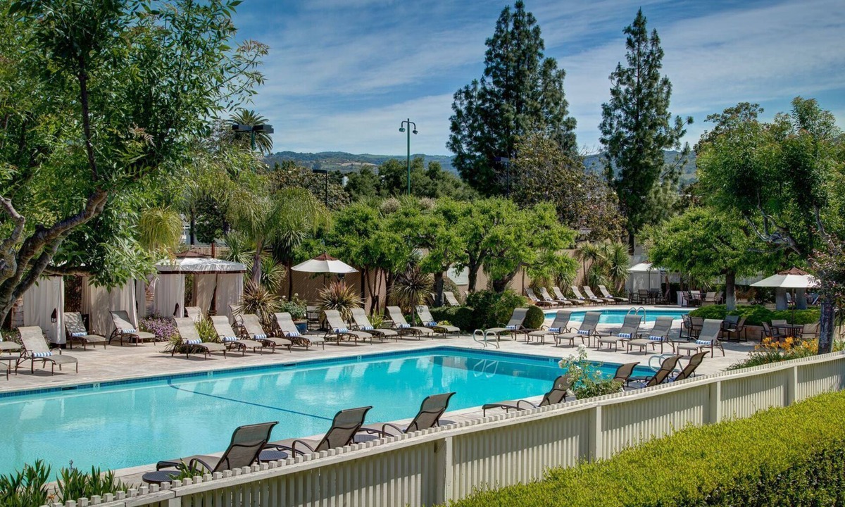 Napa Hotel | 3 Spacious Suites Near Andretti Winery, Pool, Onsite Golf Course, FREE Parking!