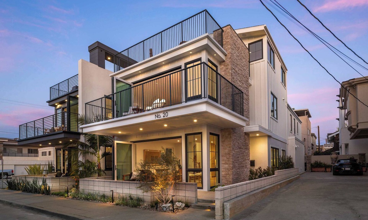 Peninsula House | 3-Story, Ocean Views, Steps to Beach, Sleeps 8
