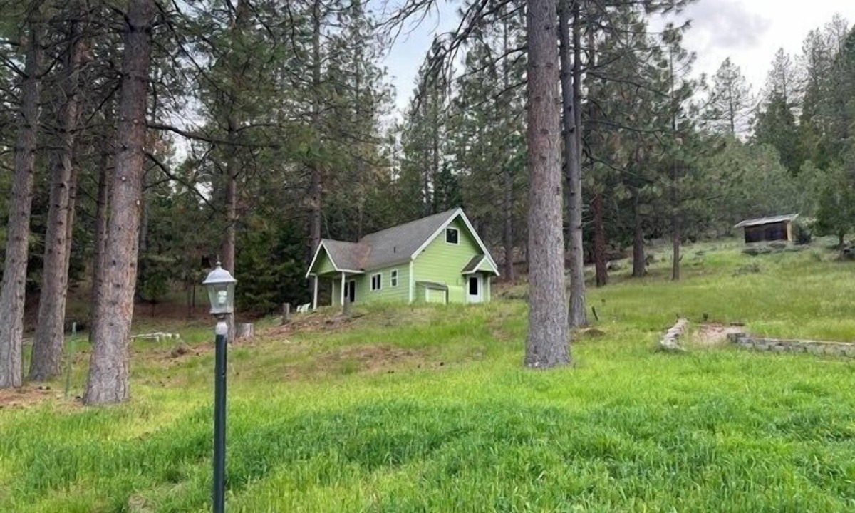 Weed Cabin | 30 Night Minimum, Shasta View Chalet