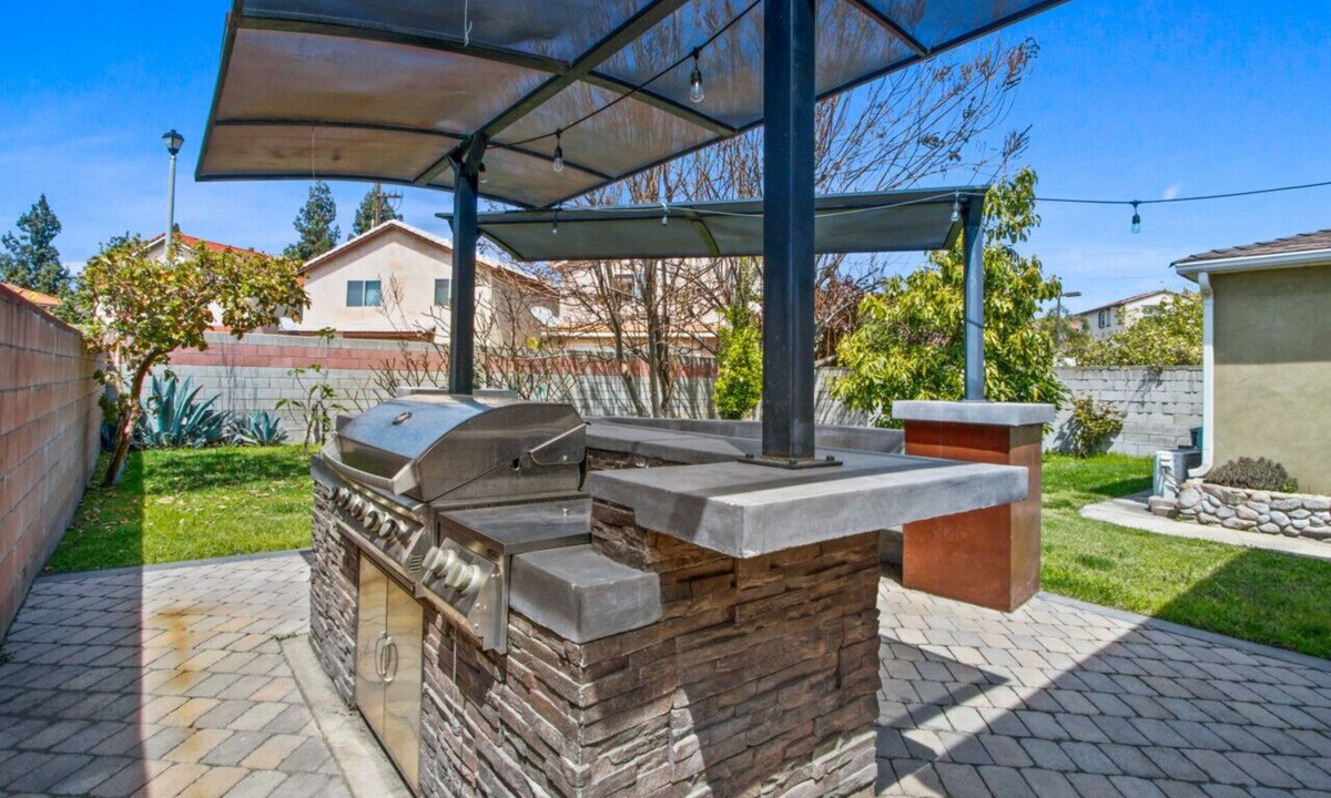 Baldwin Park House | 3BR California Retreat: King & Queen Beds, Bathtub, Backyard BBQ, and On-Site Laundry