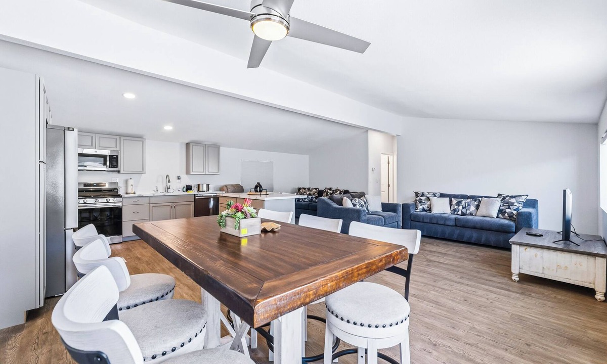 Holiday Shores House | 4 BDR 2 mins from the River- Sleeps 12