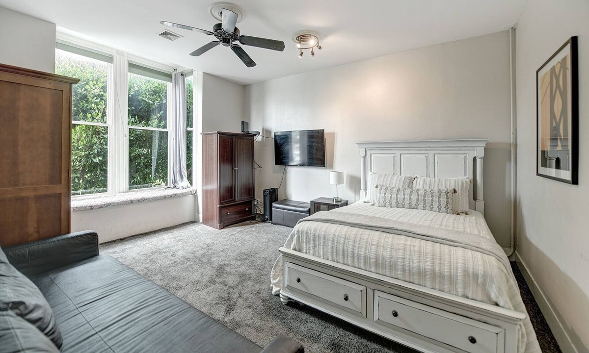 Cow Hollow Apartment | 4 Bedroom flat in ideal location by upscale shops, cafes. Fast WiFi