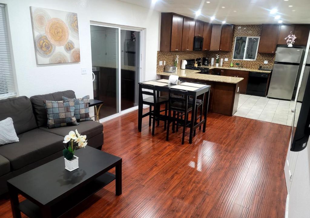 Mid-Wilshire Apartment | 4 Bedrooms & 2.5 Bathrooms in LA