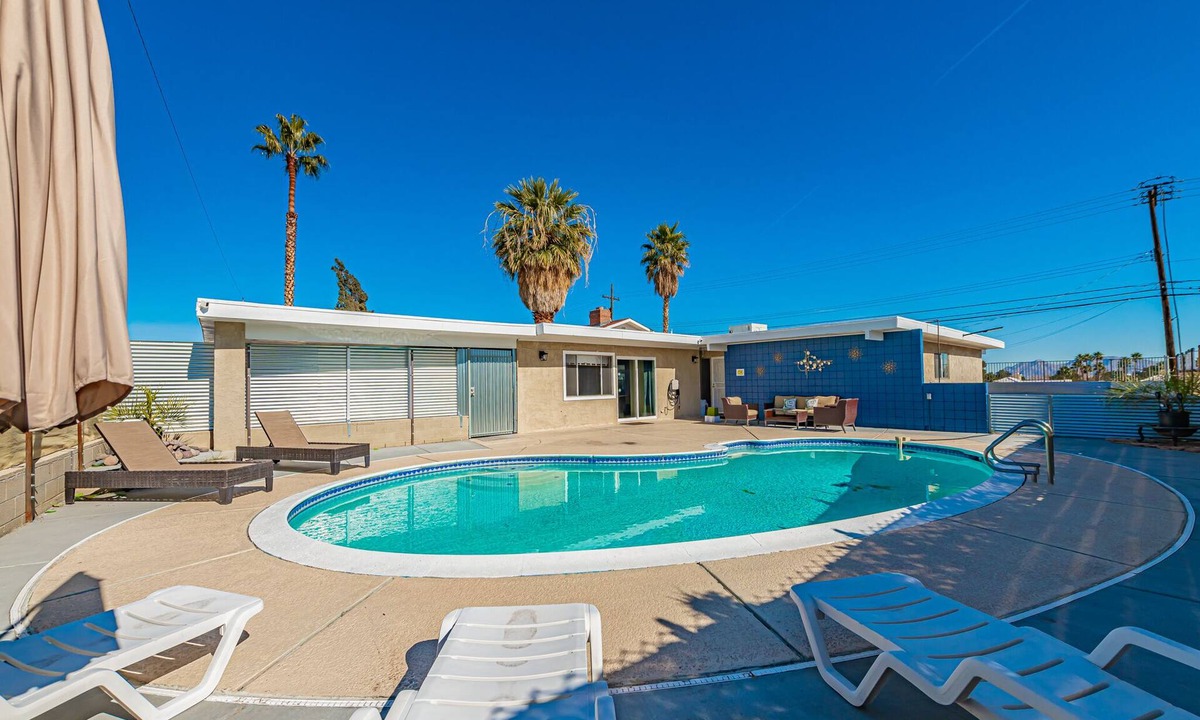 Las Vegas House | 4BR/2BA W/Pool10 mins to Strip/5mins to Chinatown