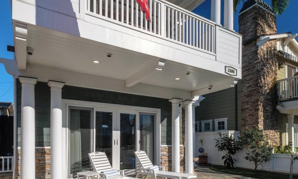 The Strand House | 4br Beach House Steps from Sand - AC, Parking, BBQ