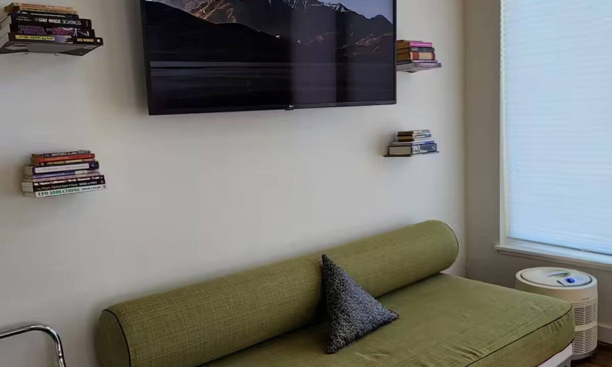 Yreka Apartment | 5 min from I-5 Modern Mountain View Alien Suite