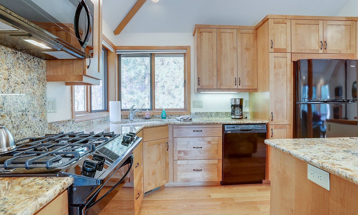Sunriver House | 7 Cedar - Gorgeous & Peaceful! Hot Tub, A/C, SHARC Passes, Bikes