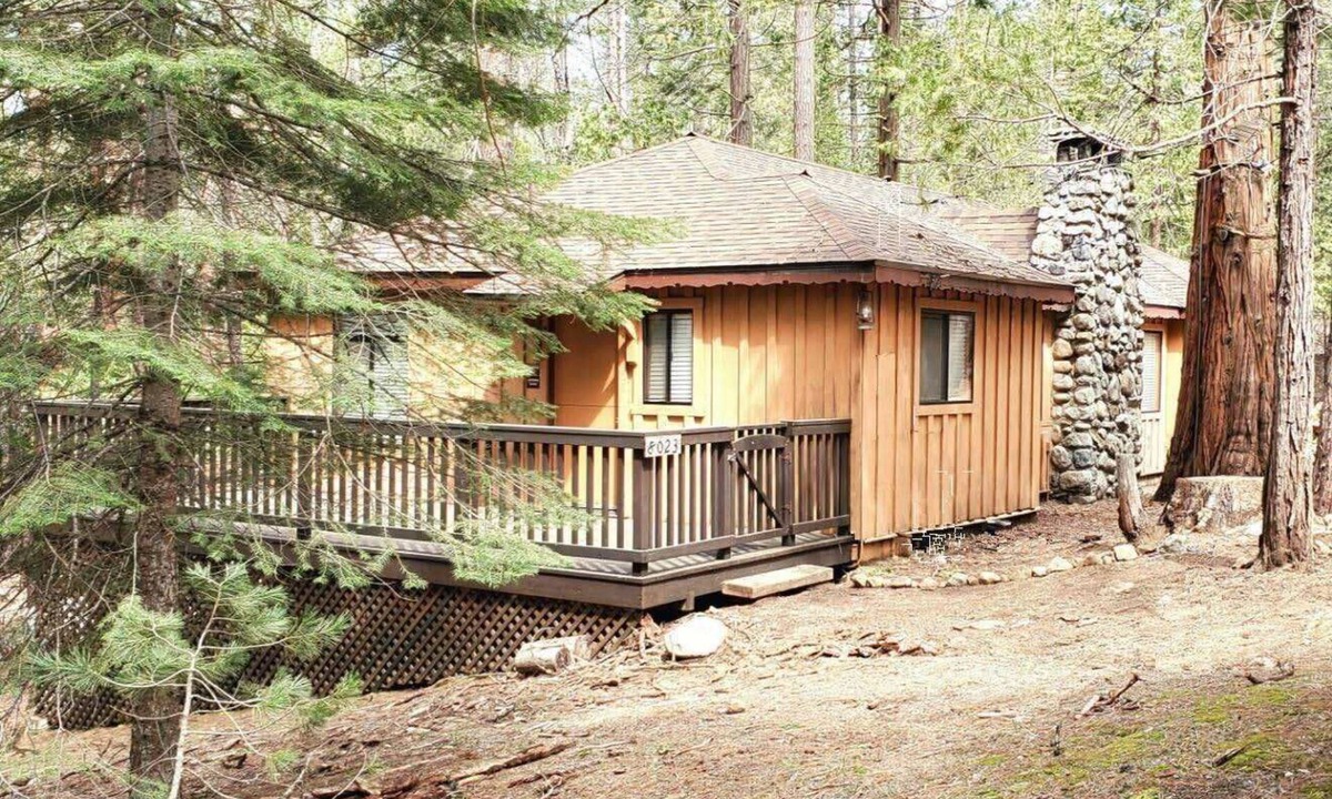 North Wawona Cabin | (9S) Pine Cabin at The Redwoods In Yosemite
