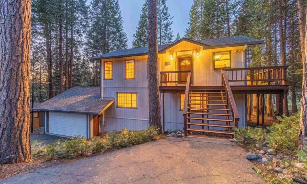 Phoenix Lake-Cedar Ridge Cabin | A family friendly cabin nestled in the Stanislaus National Forest