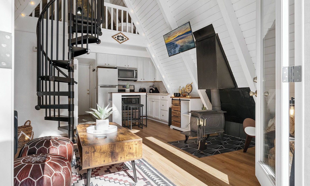 Sugarloaf Cabin | A-frame Couples Retreat, Escooters, HotTub, SUPboards, Kayak, EV Charging