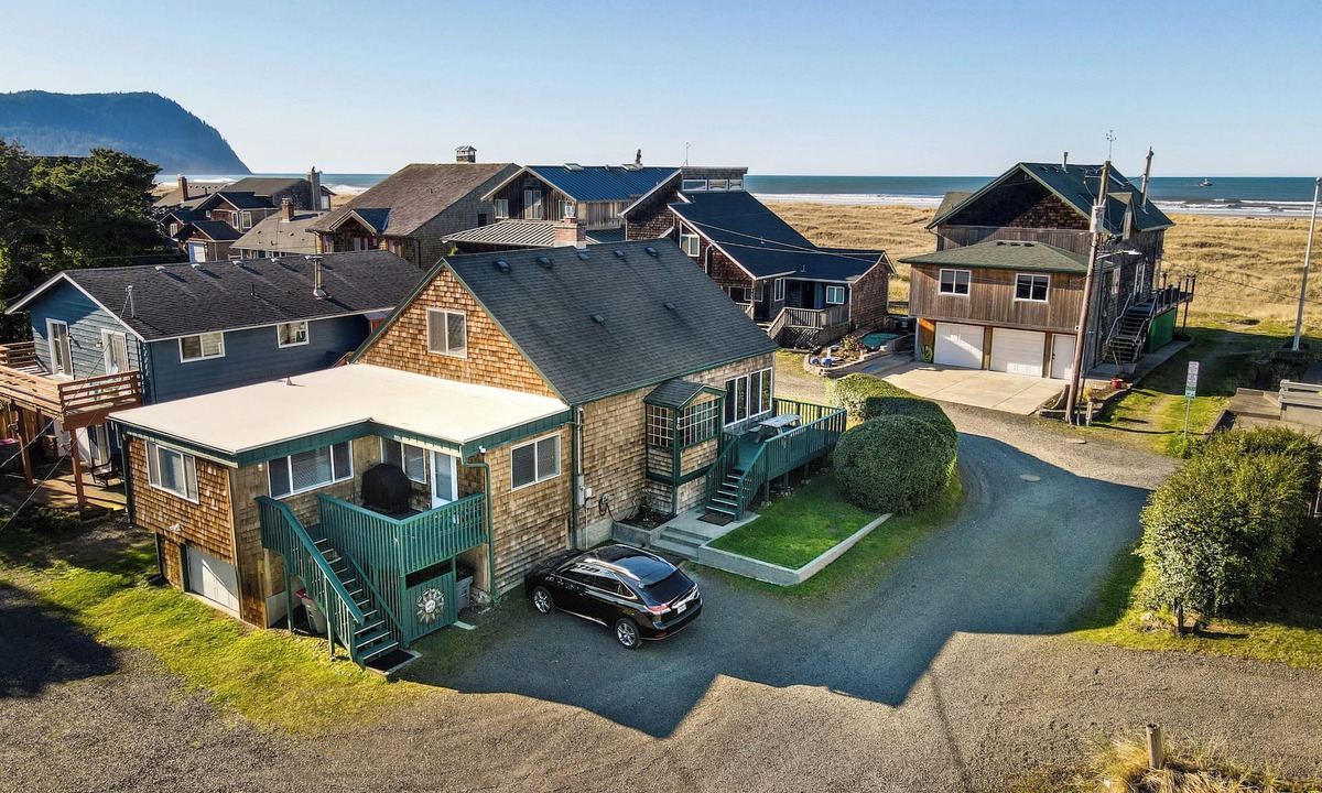Seaside House | A Loafer’s Paradise LOVED BY GUESTS Cozy, Roomy Steps to the Beach!