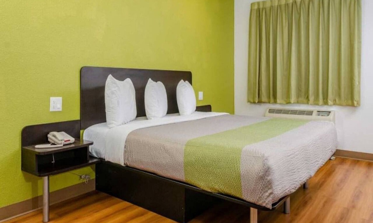 Raisin Apartment | ADA Queen Bed|RI Shower|Nsmk