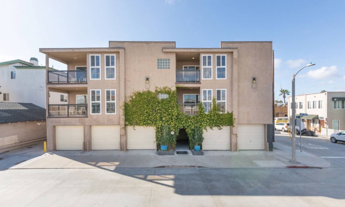 West Newport Apartment | Alexander - 2001 Court St.