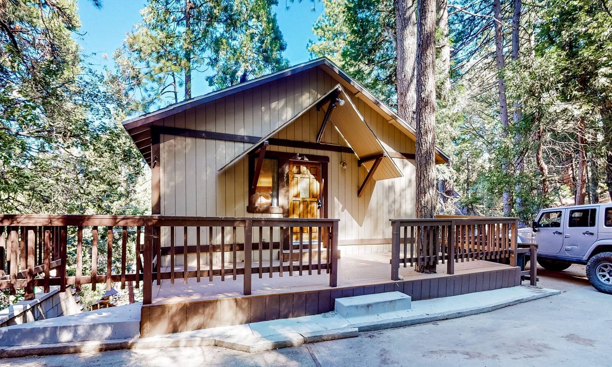Blue Jay Cabin | Alpine cabin with furnished deck, fireplace & inviting interior