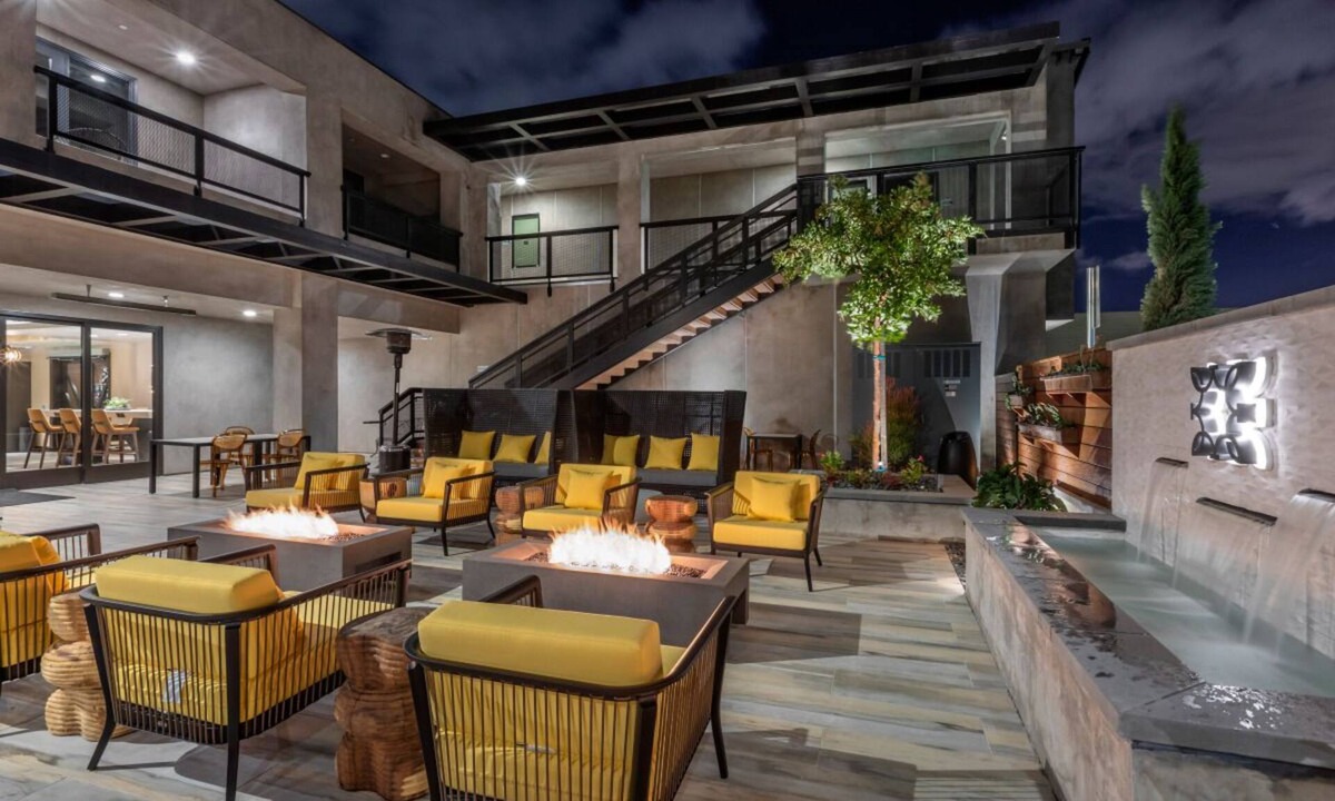 Old Town House | Amazing Stay! Four Great Units /8 Queen Beds, Central Location, Free Parking