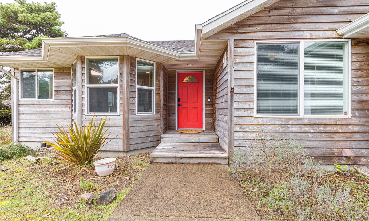 Kiwanda Shores House | Ammy's Beach House/Short Walk to Beach and Restaurants/BBQ/Jacuzzi
