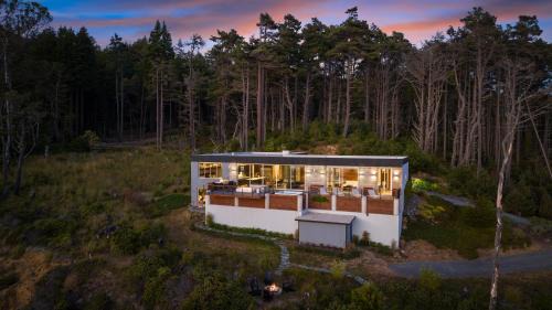 Gualala House | Anchor Cove - Oceanfront, Hot Tub & Fireplace