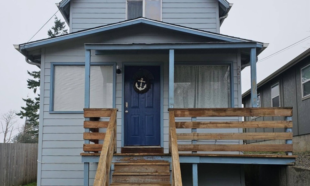 North Bend House | Anchors Away in North Bend, OR