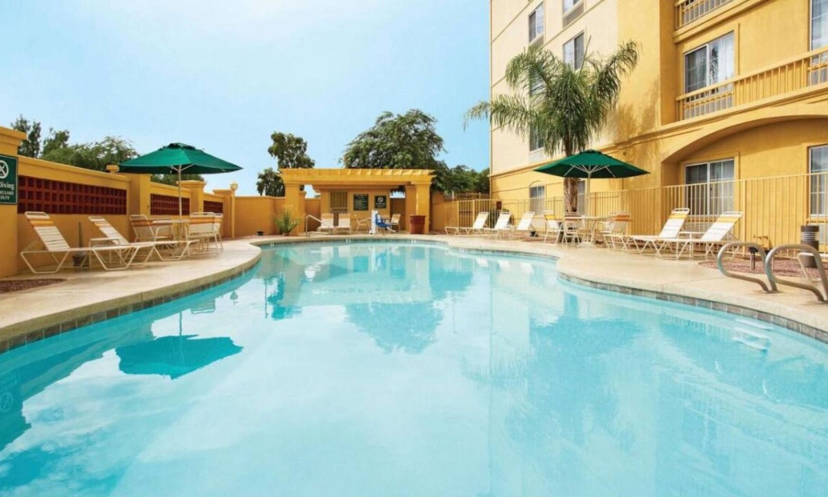 Superstition Springs House | Authentic Arizona Experience! Pool, Pets Allowed, Free Breakfast, Free Parking