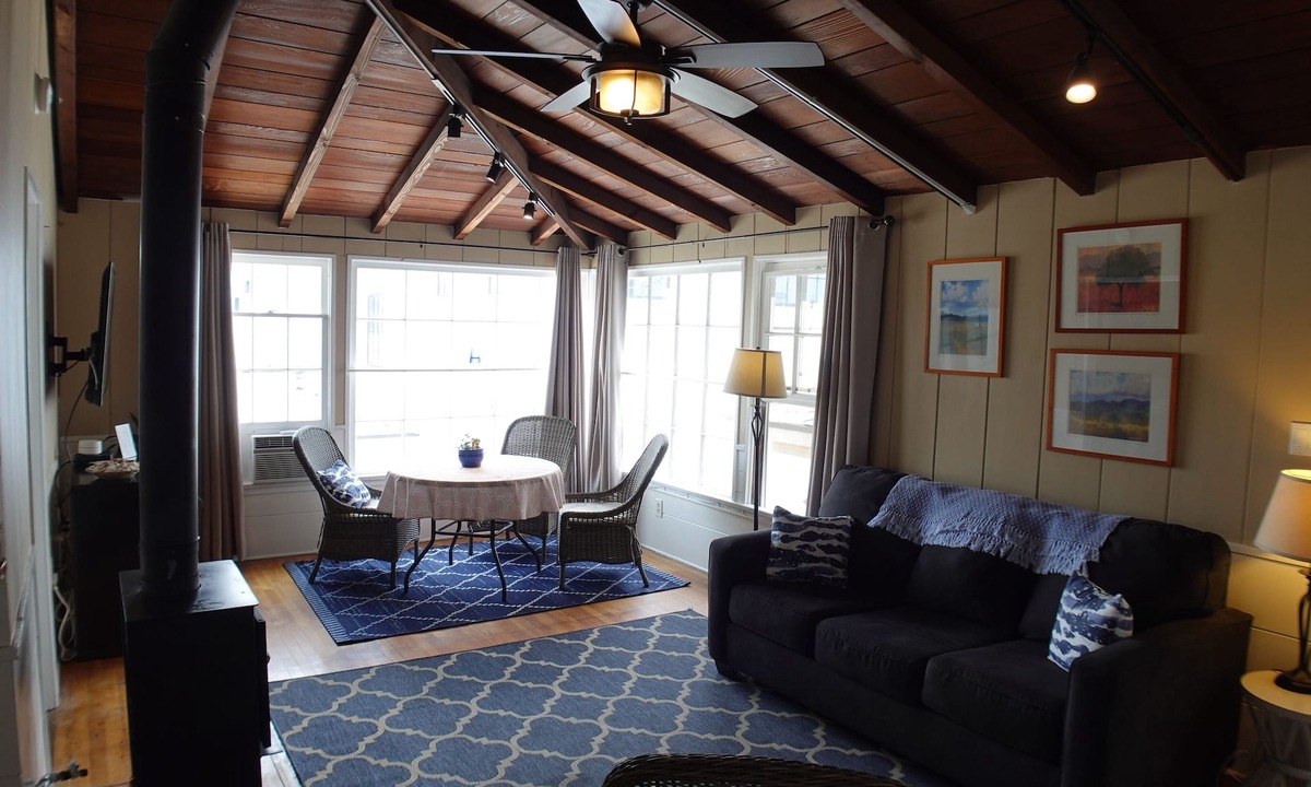 Balboa Island Apartment | Balboa Island Charmer