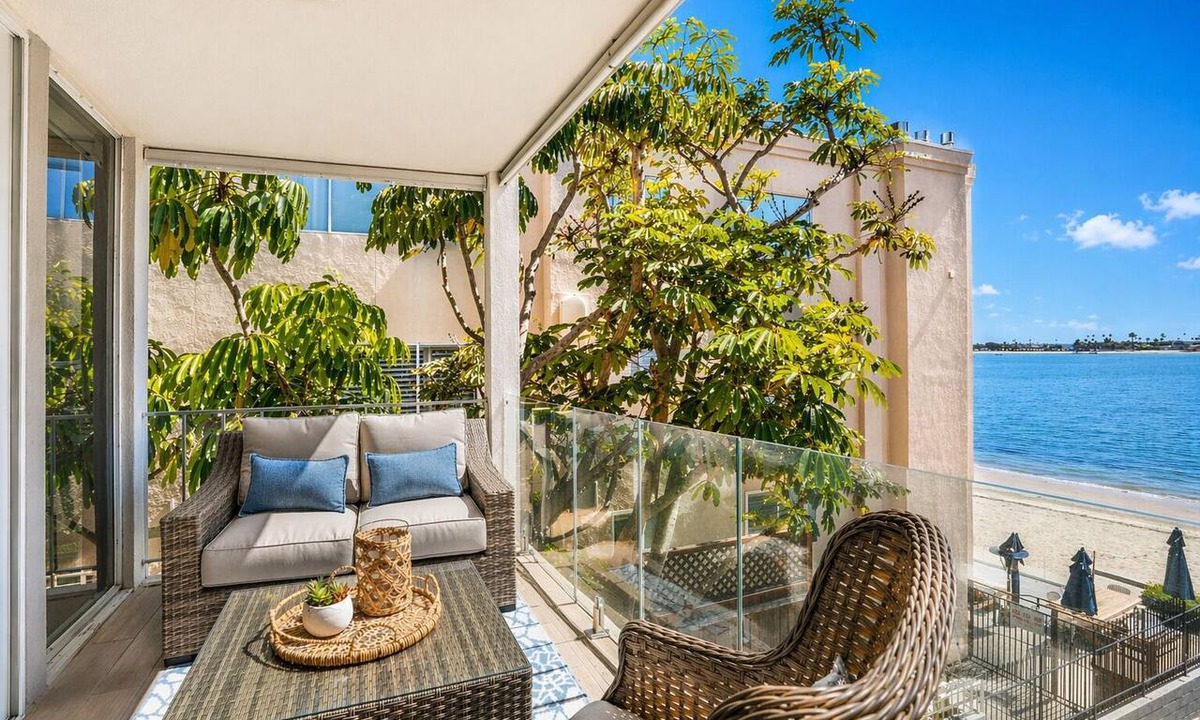Crown Point Condo | Bay-view 2BR condo in Crown Point with pool, patio, and beach access.