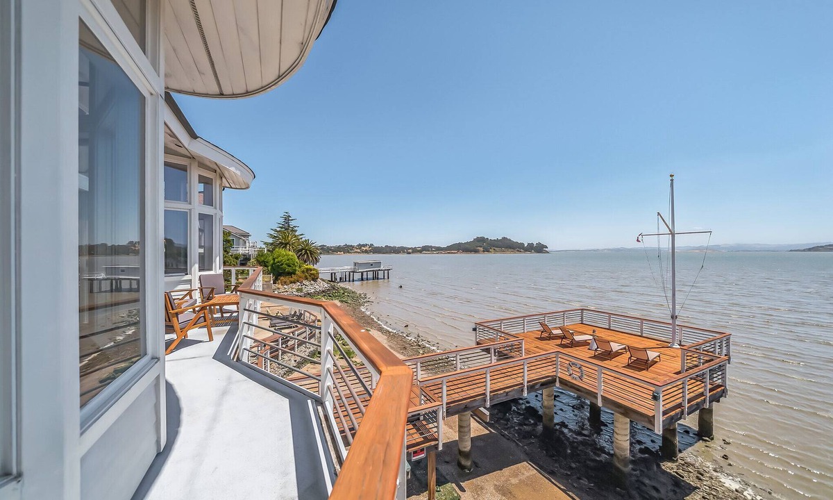San Rafael House | Bayfront Retro Retreat - Amazing SF Getaway