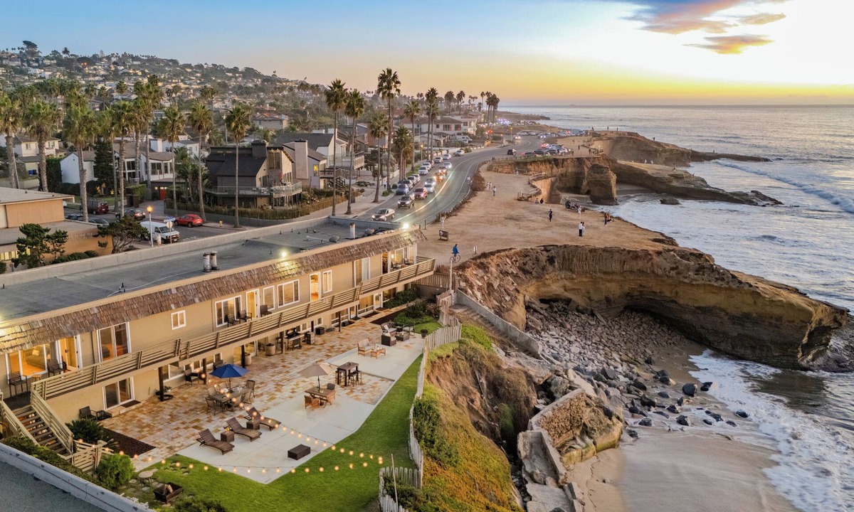 Sunset Cliffs House | Beachcliff 2 by AvantStay | Minutes to Ocean Beach